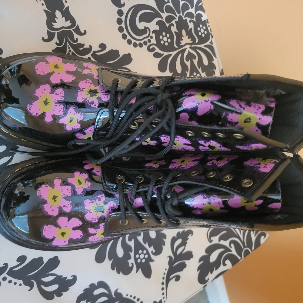 Dr. Martens Kids Boots - Black and Pink Floral - Picture 2 of 5